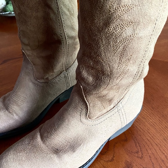 Rampage tan cowboy Boots - Picture 6 of 11